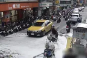 影/蘆洲4歲童誤開消防栓　泡沫湧出淹路面像下雪