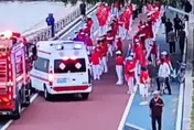 影/擋消防救護車通行！陸「老年暴走團」惹怒全網　警說話了