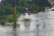 大豪雨猛灌！台東慘淹一片　騎士出門成「水上摩托車」