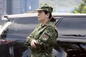 賴清德辦公室主任「軍裝擺拍照」炎上！軍方人士轟：應棄保守封建思維