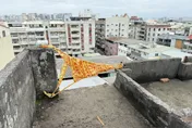 影/高雄公寓屋頂老鴿舍突塌「巨石砸車」　現任屋主賠慘了