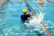 嘉義運動中心男游泳溺斃　「關鍵14分鐘」救生員滑手機遭訴