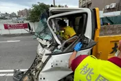 影/驚悚瞬間！桃園貨車追撞車頭「不見了」　駕駛骨折送醫