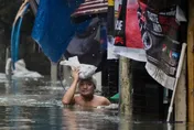 菲律賓暴雨引發洪水！車過橋遭沖走2失蹤　2萬多人連夜撤離