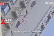 影/悚！杭州3歲男童18樓墜落奇蹟生還　爸：調監控才信了