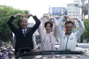 影/車掃選民熱情歡呼迎接　韓國瑜偕高虹安、鄭正鈐比大愛心回應