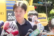 影/幫忙擋死神！萬里「聯結車撞國光客運」勇警目擊助救人
