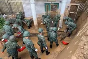 影/南投爆土石流毀民宅「半層樓消失」　國軍進駐清理