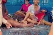 影/交火直擊！柬軍狂射火箭砲　泰童「滿身血」嬤抱孫痛哭