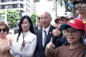 陪同車掃遇大雨！萬美玲貼心拿帽子　韓國瑜神回：我這頭防水
