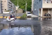 小心！高雄哨船頭環港道路「海水倒灌」　路陷、積水難行
