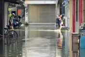 高雄茄萣大潮釀災！　水花淹學生小腿「涉水上學」慘況曝