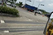 影/「屎路一條」新市污泥太空包爆裂灑滿地　現場臭翻天大崩潰