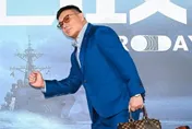 杜汶澤穿「台灣」去投票！比勝利手勢　嗨喊：聞到自由的空氣