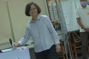蔡英文前總統現身投票！被問這事笑而不語