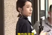 冷豔+燦笑「制止」！　女警現身投票所超吸睛