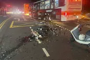 影/台中公車慘遭「逆向高速對撞」！車頭毀再引發「第二撞」