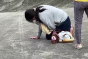 兒子你快回來！竹南風跡沙灘少年遭浪捲走一夜　母趴地痛哭