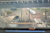 影/驚悚！浙江餐車人員橫越鐵軌搬貨　抄捷徑險遭2列車夾殺