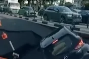 影/天坑吞人！星國道路塌陷波及汽車掉落　恐怖畫面曝