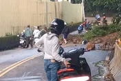 影/哀號！苗栗大雨、台6線落石　上班族「扛機車」越泥流