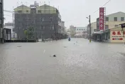 大雨侵襲「台南後壁區成汪洋」水淹及腰！　7/28停班停課