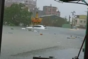 危急！南部20處一級淹水警戒　嘉義後潭平安宮「車快滅頂」