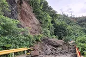 綠島環島公路山壁崩塌　雙向交通中斷緊急搶修