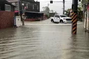 豪雨狂炸「水淹過軌面」　台鐵「後壁站-新營站」單線通行