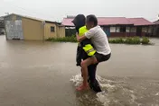 豪雨炸台南多處淹水！後壁警揹長輩撤離　暖心畫面曝