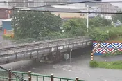 花蓮也淹水了！社群平台通報：德安一街地下道水淹半身高