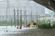 影/嘉義豪雨成災！台電工程車維修受困　消防急出動救5人