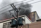 桃園平鎮工廠大火！巨量黑煙竄「塑膠製品全面燃燒」