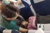 機上救人卻遭質疑？陸醫學系大二生冷靜回應：我知道我能做什麼