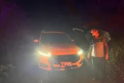 雨夜驚魂！東勢夫妻車卡邊坡2輪懸空　警用粗麻繩助脫困