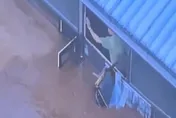 影/4天下完1年雨彈！北京養老院遭洪水圍困　「趴窗呼救」慘況曝