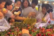 影/大媽們強開榴槤「試吃」！河北超市開業遇「零元購」網炸鍋