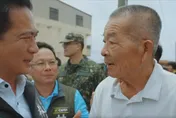 林俊憲勘災被民眾攔道致謝！　網質疑擺拍：他是綠資深黨員