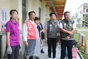 翁章梁勘災！驚見竹村國小「淹水高度」　裝防水閘也沒用
