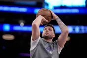 NBA/東契奇「坐著」隨手一投！空心破網震驚紐約街頭