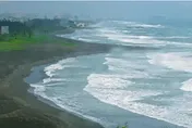 影/高雄海嘯警報防1公尺浪高　旗津沙灘仍有遊客觀浪