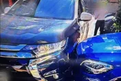 影/北市警車巡邏「路口對決」賓士　車頭都凹了