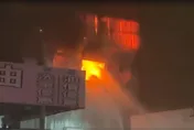 影/台中霧峰汽車修配廠猛火狂燒！緊鄰加油站超驚險　消防急灌救