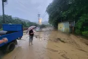 土石流來襲！台中雨彈肆虐19處一級警戒　霧峰淹水半個輪胎高