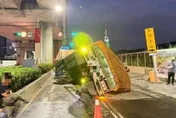 路又塌陷了！泰山聯結車翻覆　疑路面回填不全釀禍