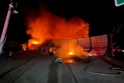 桃園大園物流倉儲深夜陷火海　火舌狂燒「一整排鐵皮」
