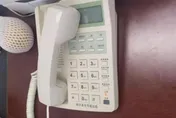 公務員躲電話？陸男辦補助打不通　到場赫見話筒「懸空擺」