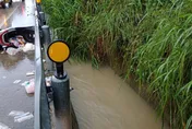 暴雨襲高雄！台29線機車發動中倒路邊　騎士疑遭洪水沖走