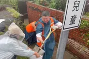 影/民進黨志工隊到台南！何博文冒雨親挖水溝：賴主席指示全力救災