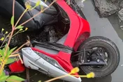 影/哀慟！71歲翁機車摔墜大排　家屬尋人驚見命喪水中